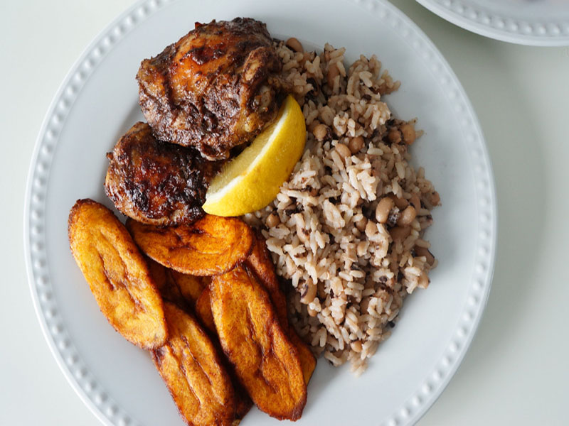 Jerk-Chicken with rice and peas and plaintin